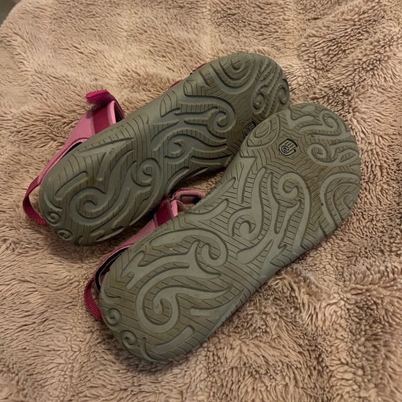 NEW Teva Tirra’s - Picture 2 of 3